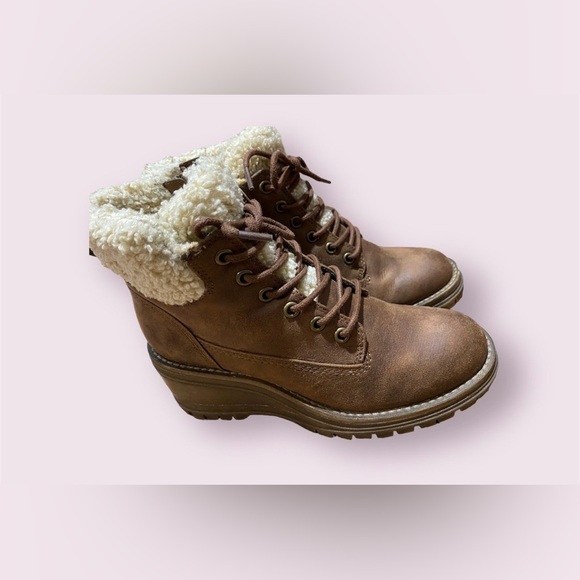 Fergie Brown Sherpa-Lined Ankle Boots Size 6 - Picture 2 of 2